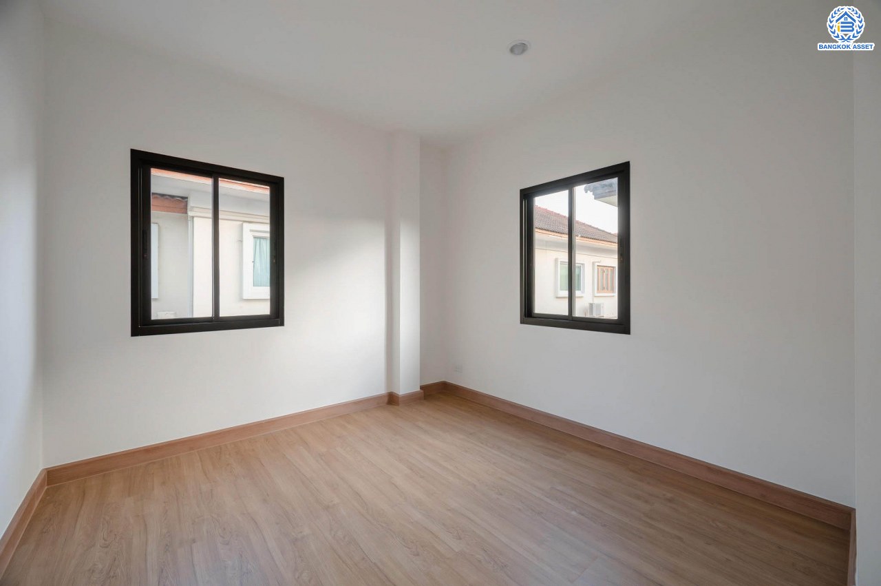 บ้านเดี่ยวมือสอง โครงการ ศศิธร บางบอน3 รองรับทุกความสุข เนื้อที่ 53.7 ตร.ว. ฟังก์ชัน 3 ห้องนอน 2 ห้องน้ำ 1 ห้องอเนกประสงค์ จอดรถได้ 2 คัน บนทำเลใกล้รถไฟฟ้าสายสีน้ำเงิน "สถานีหลักสอง" และจุดขึ้นทางด่วน "พระราม2" และ The Mall บางแค...